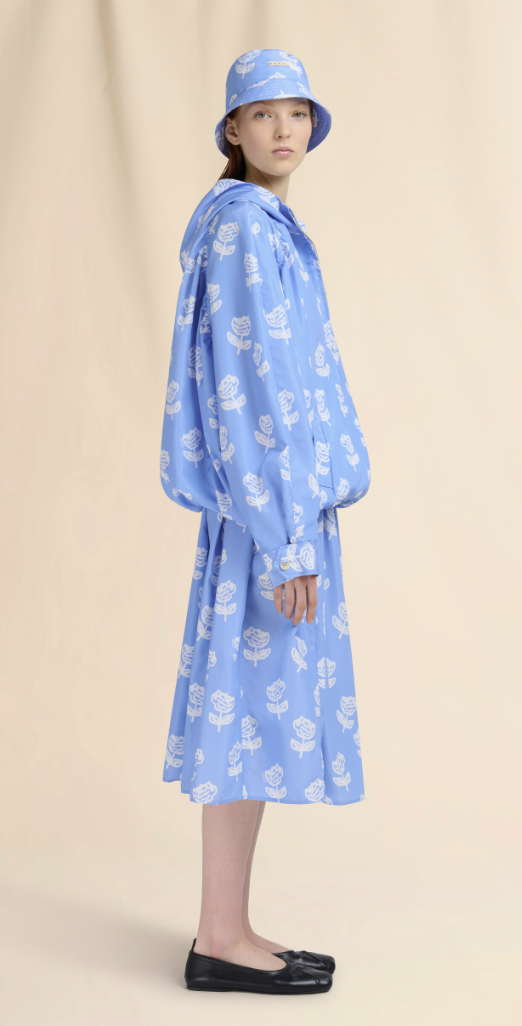 Éclat floral: Jupe cocon bleue aux roses artistiques
