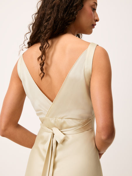 Robe Alice de Rouje en satin crème, dos en V avec ceinture nouée