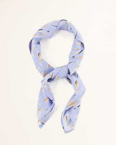 Foulard carré Scarvi de Sessùn, imprimé bleu ciel à touches ocre et anthracite, noué