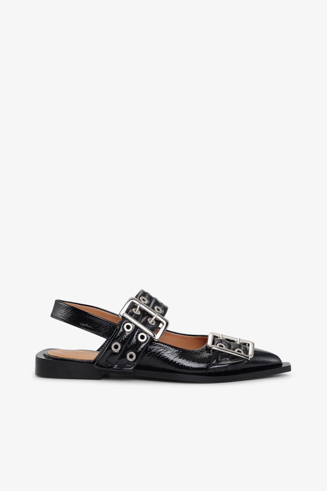 Ballerines Ganni à bout pointu en cuir noir froissé, avec deux boucles argentées et bride arrière