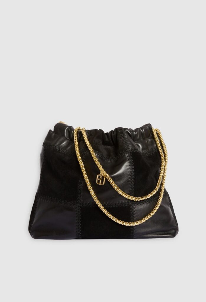 Sac pochon en patchwork de cuir lisse et suédé noir avec bandoulière chaîne dorée, Claudie Pierlot