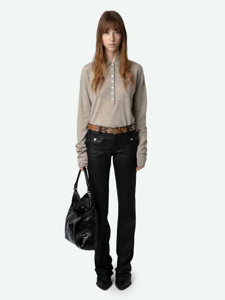 Pull Marly en cachemire couleur latte de Zadig&Voltaire, col polo boutonné, porté avec un pantalon en cuir noir