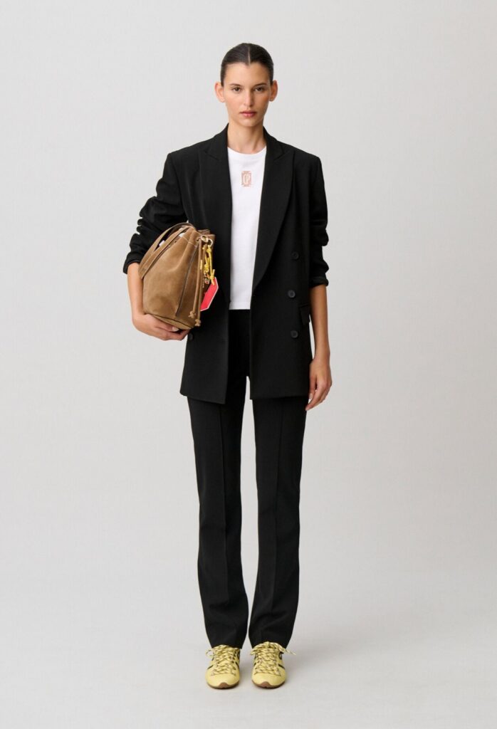 Veste blazer tailleur noire à double boutonnage Claudie Pierlot portée sur un tee-shirt blanc