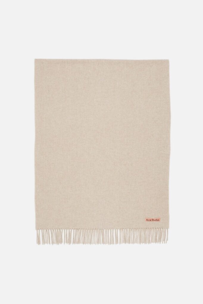 Écharpe oversize en laine à franges Acne Studios coloris avoine chiné avec étiquette rose