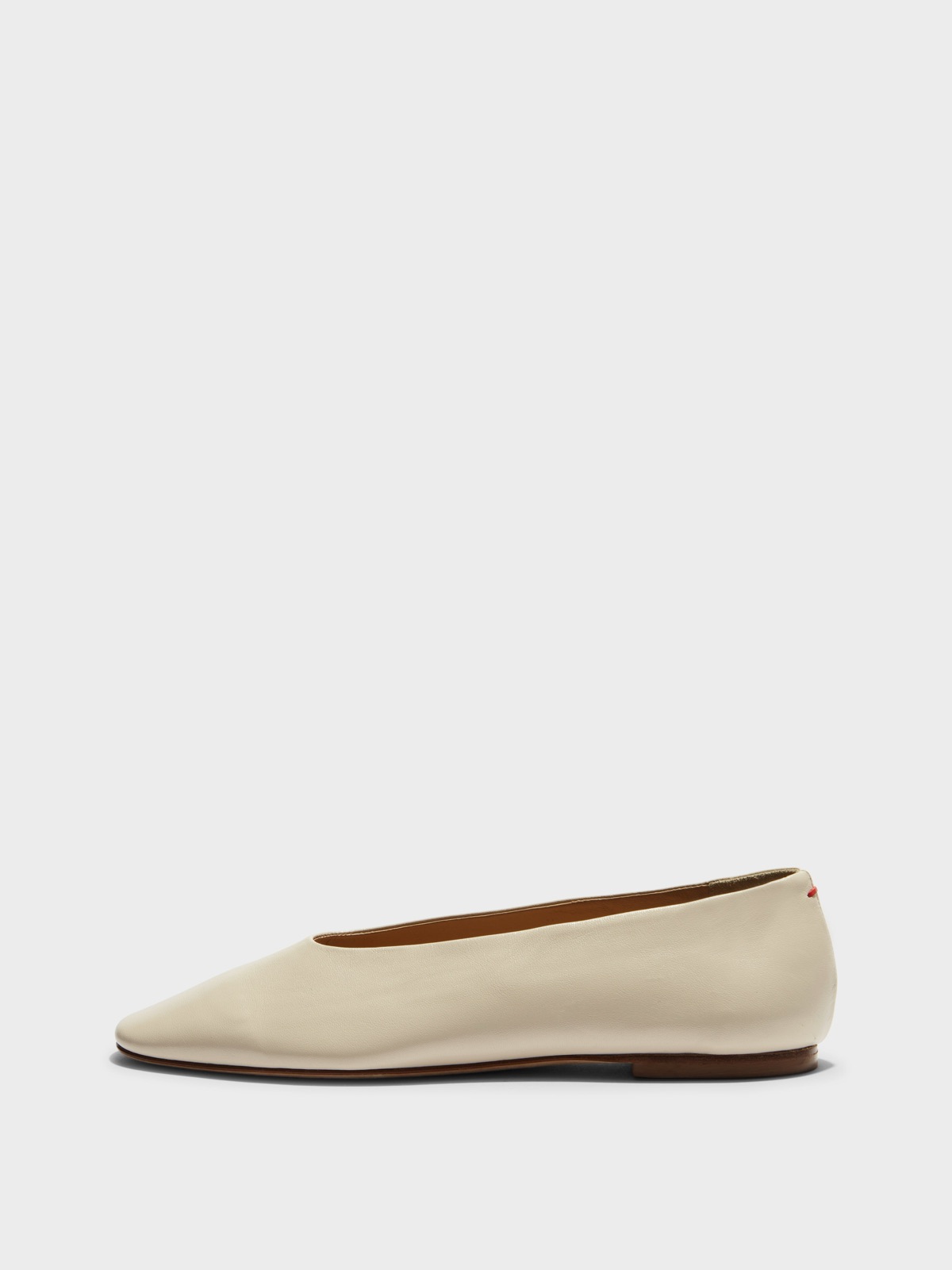 Ballerine Kirsten d'Aeyde en cuir nappa crème, bout amande, semelle cuir