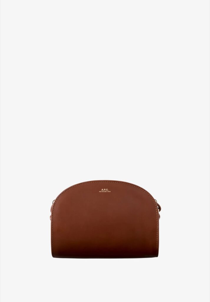 Sac Demi-Lune Mini d'A.P.C. en cuir lisse noisette, avec logo doré embossé et bandoulière