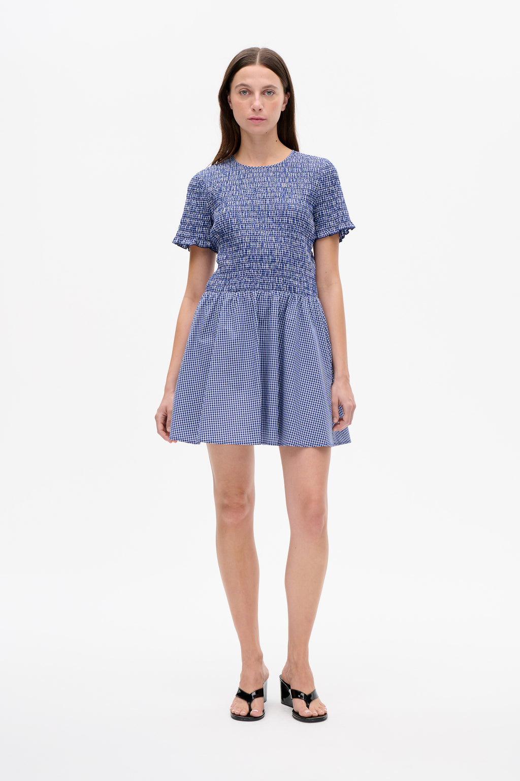 Robe Assandra de Baum und Pferdgarten en popeline de coton bio à carreaux vichy bleu, buste smocké et jupe froncée