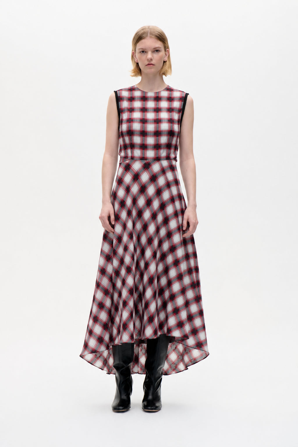 Robe longue Atina de Baum und Pferdgarten, sans manches, à carreaux rouge, noir et blanc, jupe coupée en biais, portée avec des bottines noires