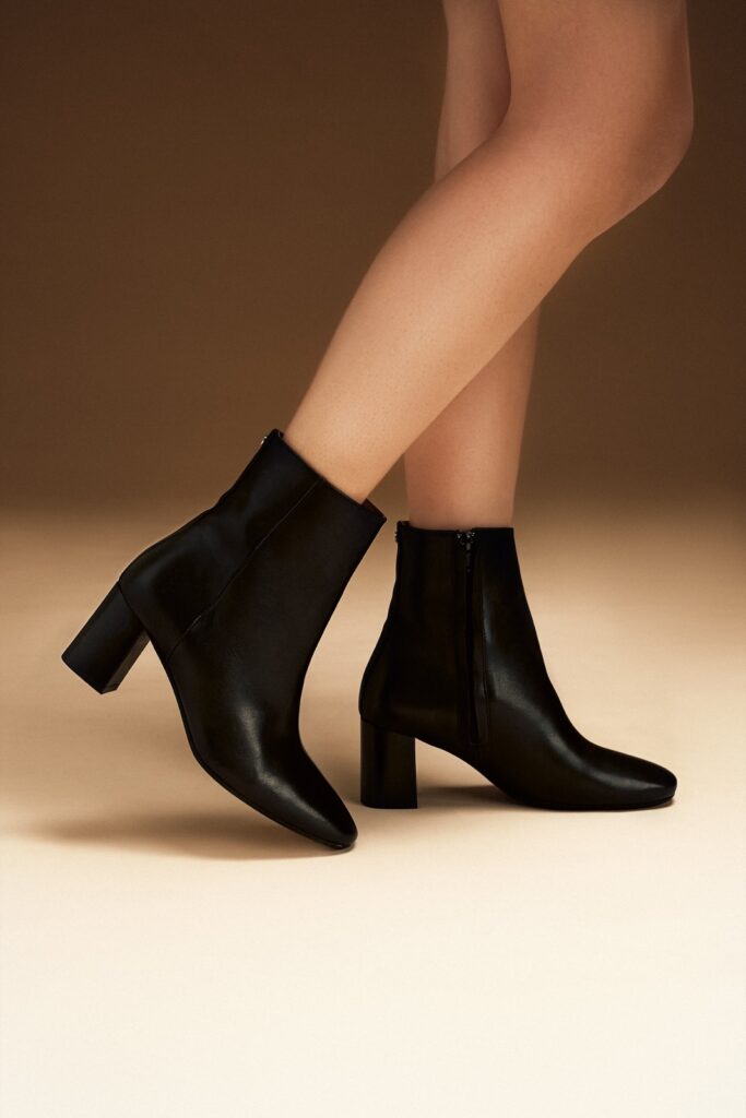 Bottines en cuir noir Petra de Cosmoparis, talon carré et zip latéral