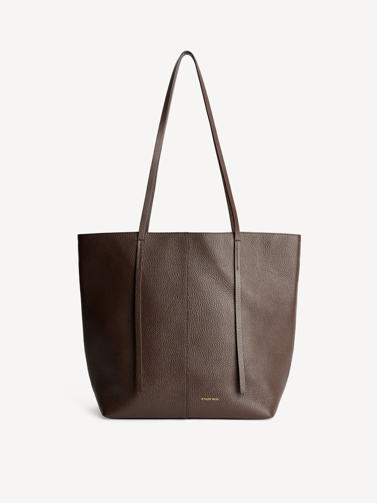 Cabas en cuir grainé chocolat Abilso de By Malene Birger, longues bandoulières fines et logo doré