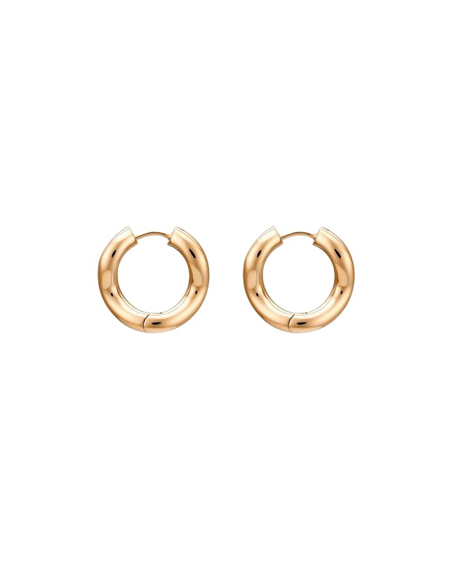 Boucles d'oreilles créoles Wave en vermeil doré de Charlotte Chesnais, forme ondulée et volume tubulaire