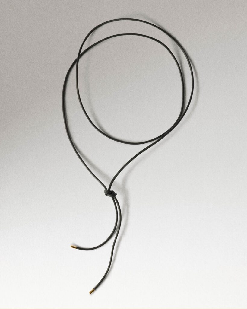 Collier en cuir noir Dana de PDPAOLA, cordon long noué avec embouts dorés