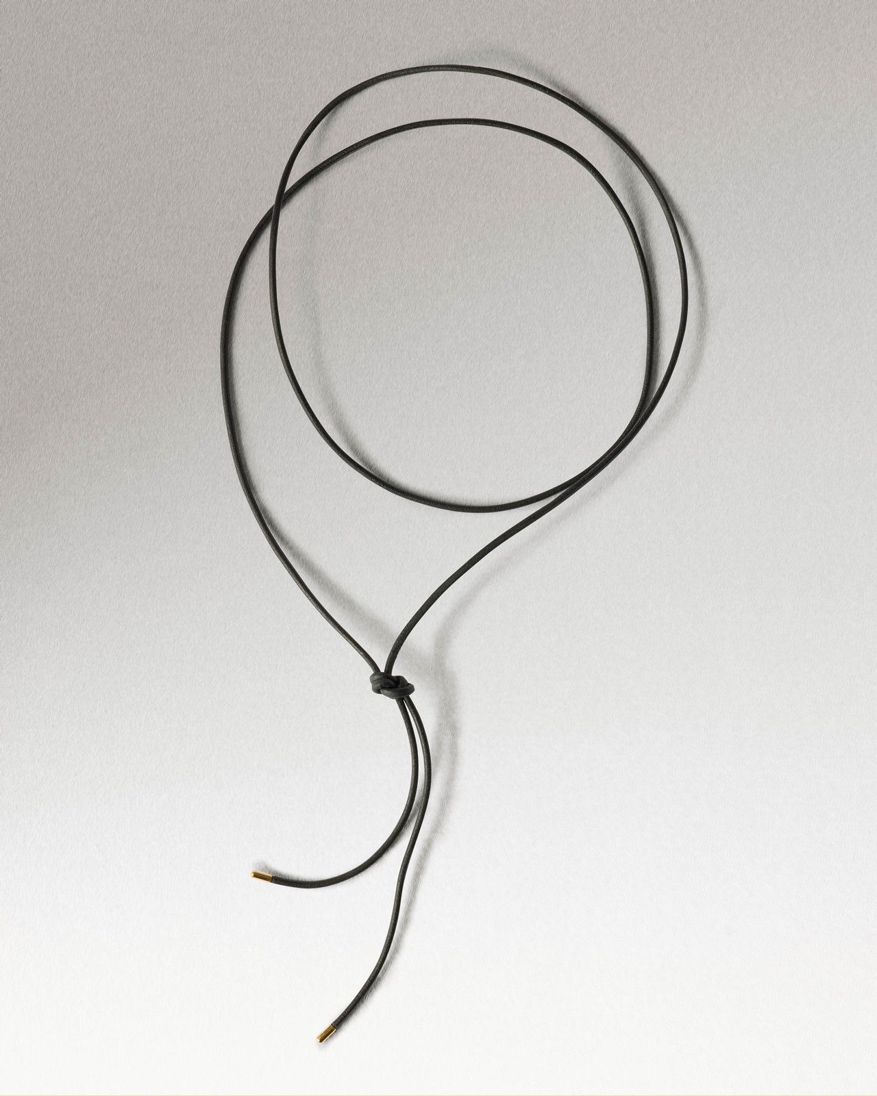 Collier en cuir noir Dana de PDPAOLA, cordon long noué avec embouts dorés