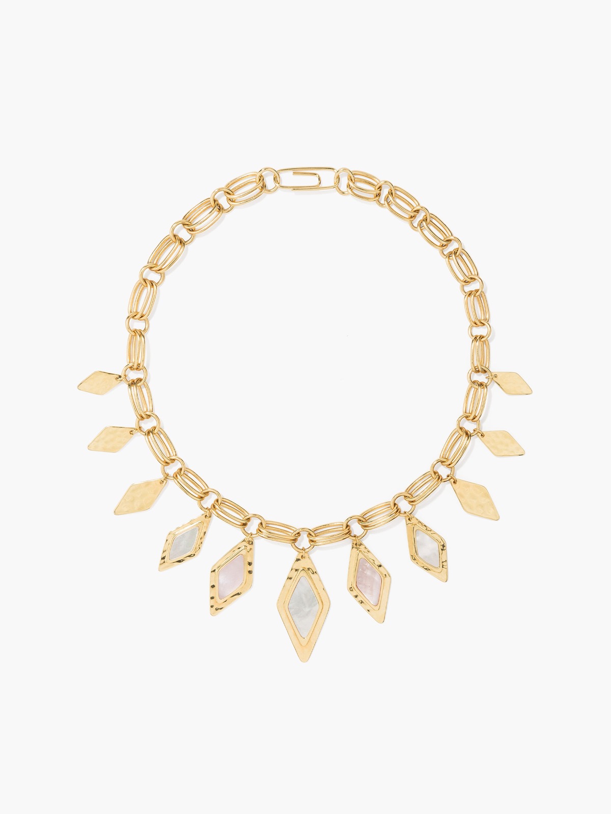 Collier Elmire d'Aurélie Bidermann, chaîne dorée à l'or jaune ornée de losanges martelés et de nacre blanche et rose