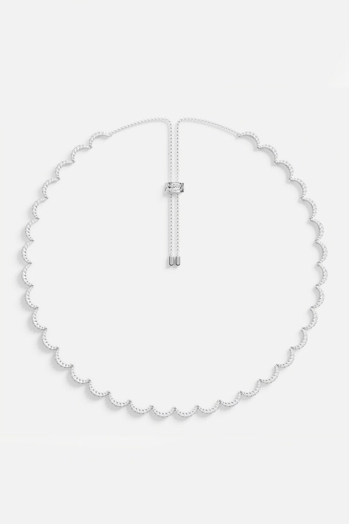 Collier Vague d'APM Monaco, ligne ondulée pavée de zircons blancs sur fini rhodium, fermoir ajustable