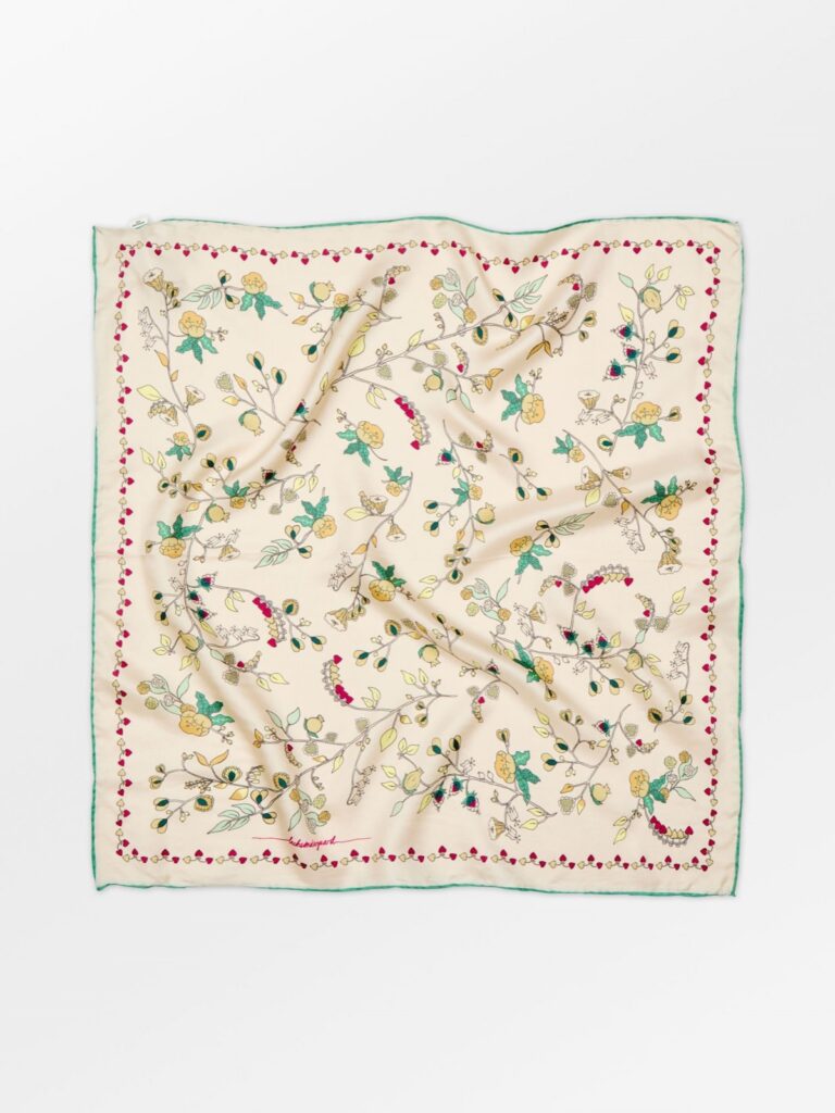 Foulard en soie Fairygard de Becksöndergaard, carré blanc écru à imprimé floral et bordure de coeurs rouges