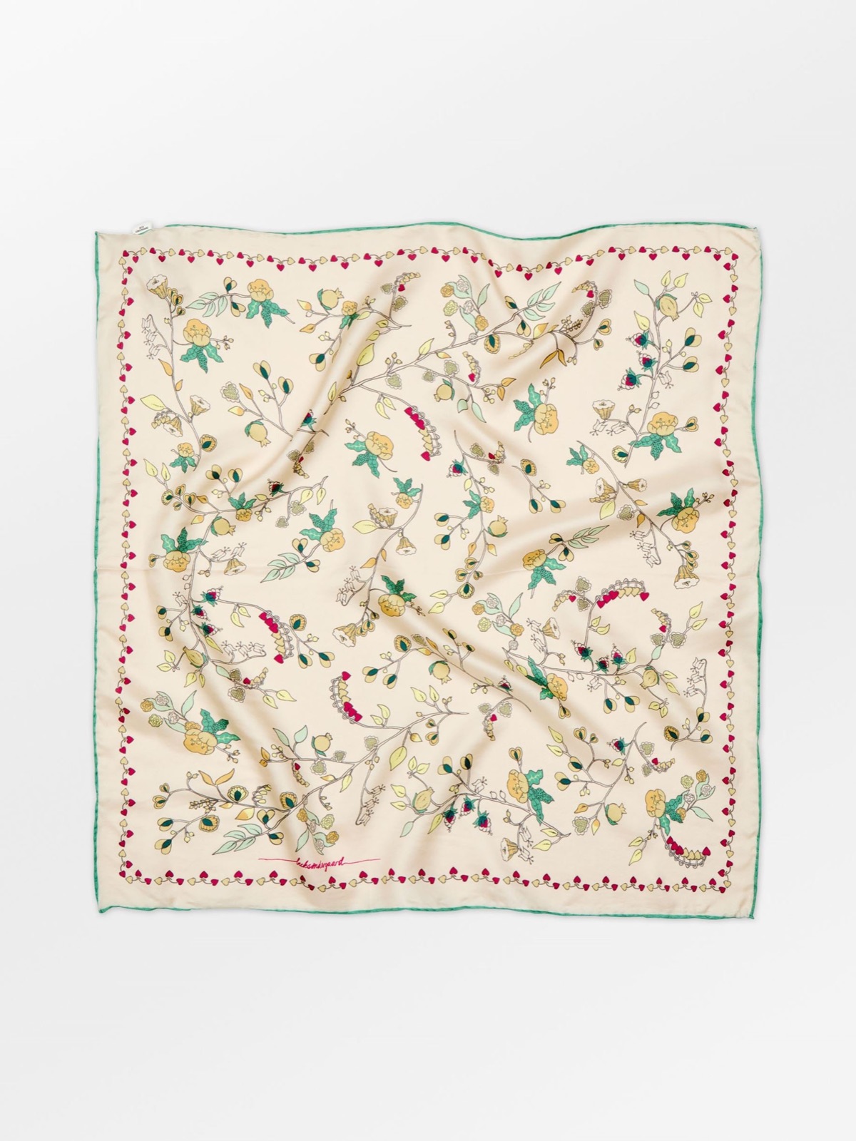 Foulard en soie Fairygard de Becksöndergaard, carré blanc écru à imprimé floral et bordure de coeurs rouges