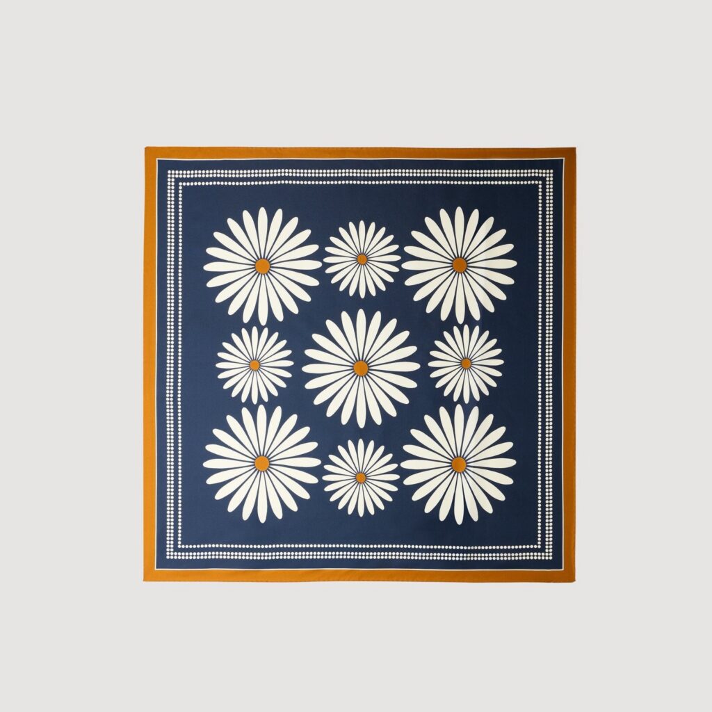 Foulard carré en soie Sandro, marguerites blanc cassé sur fond bleu marine avec bordure caramel