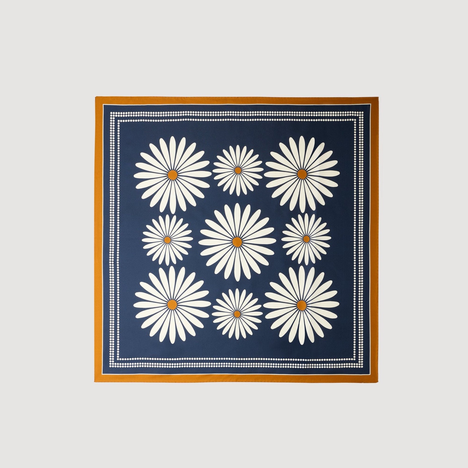 Foulard carré en soie Sandro, marguerites blanc cassé sur fond bleu marine avec bordure caramel