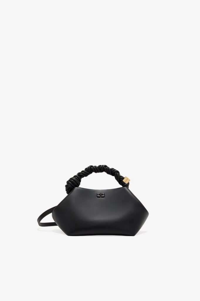 Sac Bou petit modèle de Ganni en cuir noir, anse torsadée tressée et logo papillon