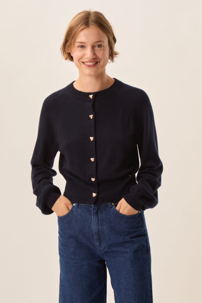 Gilet Arbalette en laine mérinos marine de Des Petits Hauts, boutons dorés en forme de cœur