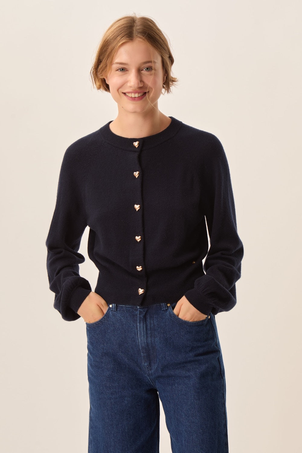 Gilet Arbalette en laine mérinos marine de Des Petits Hauts, boutons dorés en forme de cœur