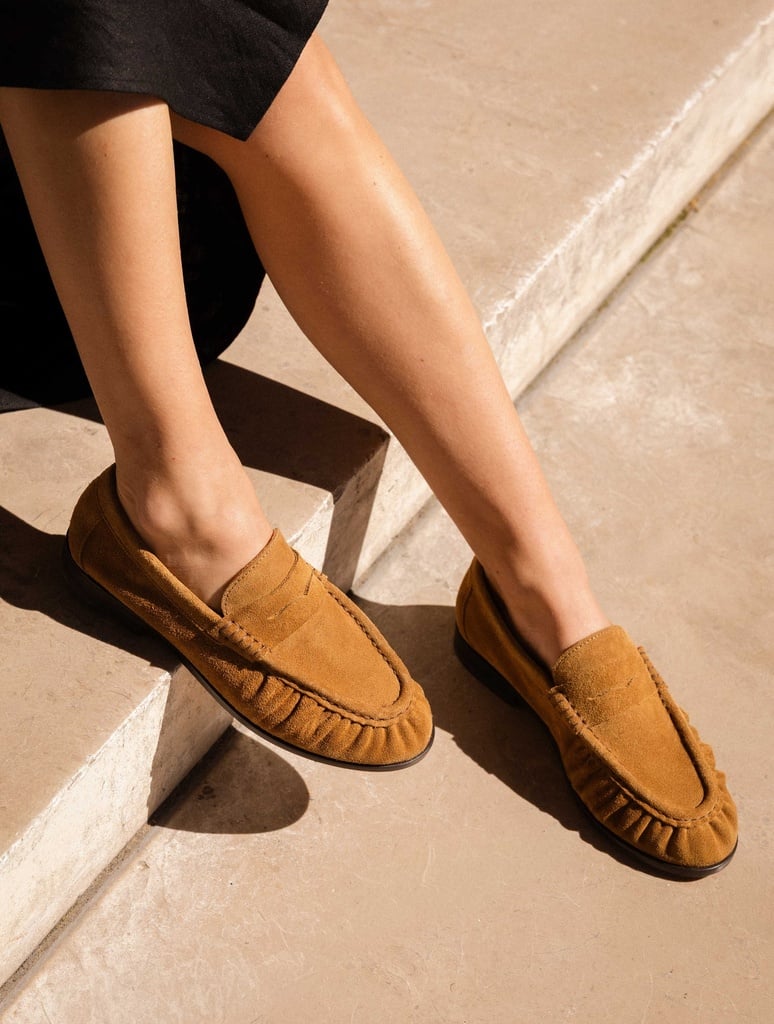 Mocassins Joe de Bobbies en daim muscade portés sur des marches en pierre