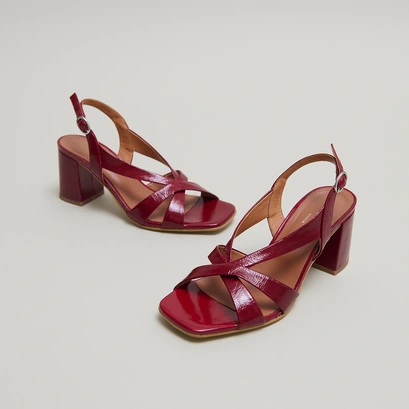 Sandales à talons Vanity de Jonak en cuir verni rouge carmin, brides croisées et talon carré