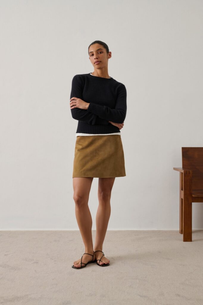 Mini-jupe Inno en cuir velours sable de Soeur, coupe droite mi-cuisses, portée avec un pull noir