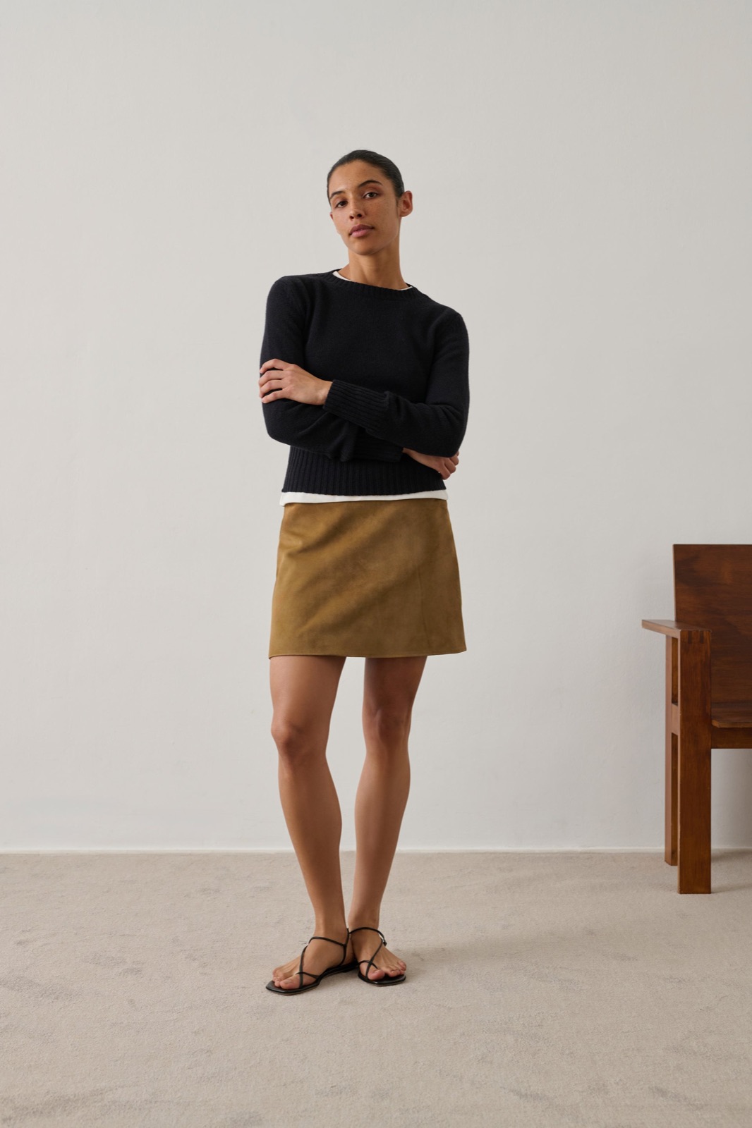Mini-jupe Inno en cuir velours sable de Soeur, coupe droite mi-cuisses, portée avec un pull noir