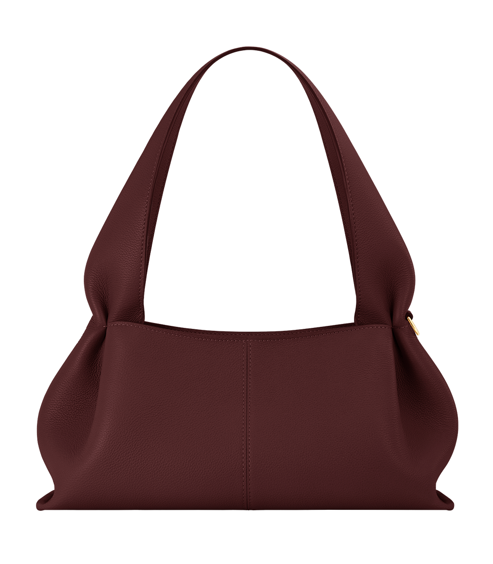 Sac Numéro Neuf East-West de Polène en cuir grainé cerise noire, porté épaule