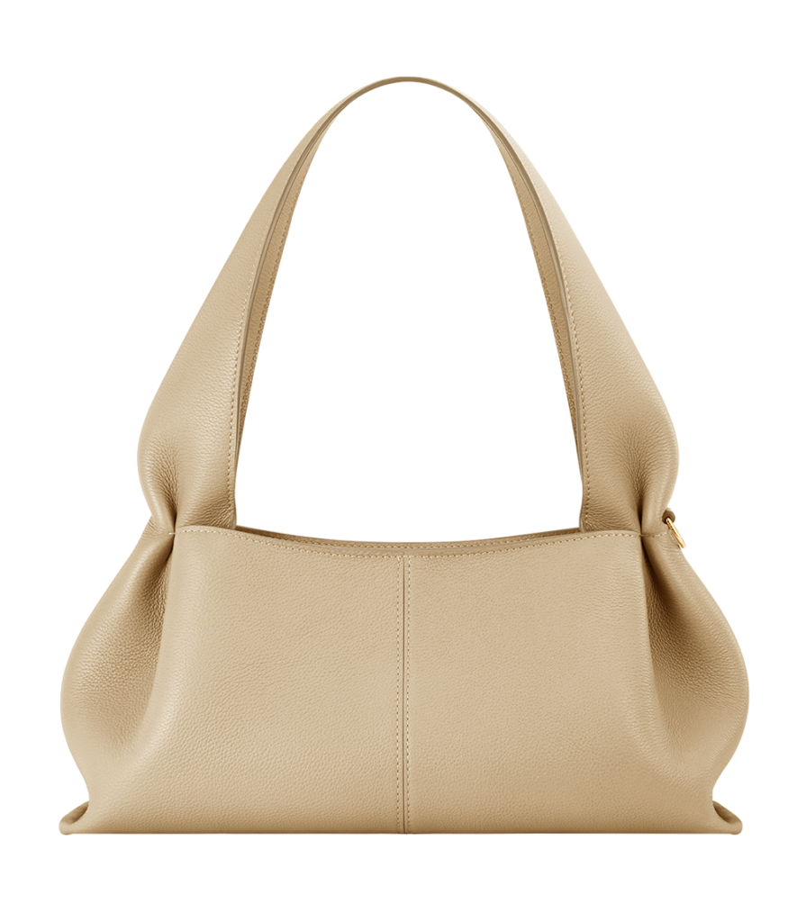 Sac Numéro Neuf East-West de Polène en cuir grainé sable, porté épaule
