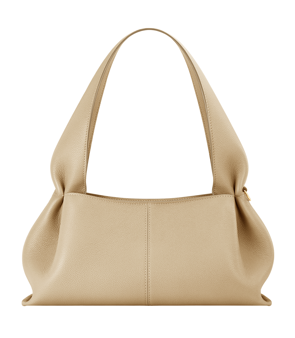 Sac Numéro Neuf East-West de Polène en cuir grainé sable, porté épaule