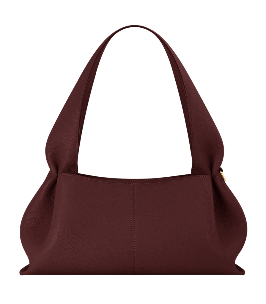 Sac Numéro Neuf East-West de Polène en cuir grainé cerise noire, porté épaule