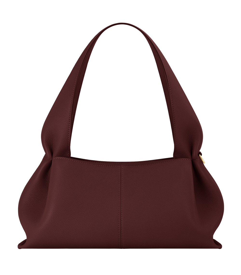 Sac Numéro Neuf East-West de Polène en cuir grainé cerise noire, porté épaule
