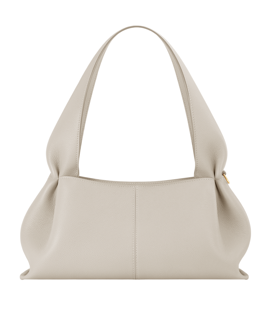 Sac Polène Numéro Neuf East-West en cuir grainé craie, silhouette allongée à porté épaule et fermeture zippée
