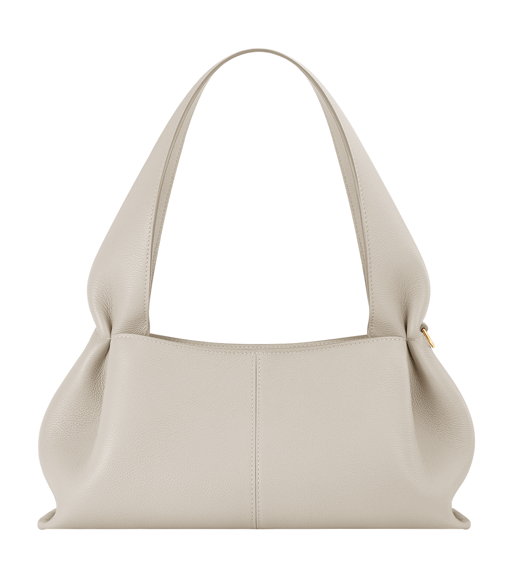Sac Polène Numéro Neuf East-West en cuir grainé craie, silhouette allongée à porté épaule et fermeture zippée