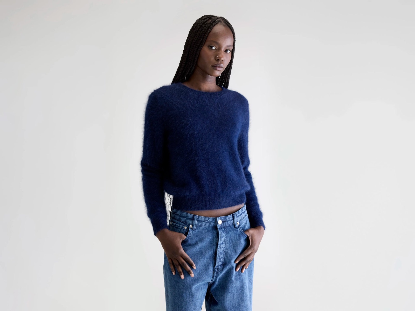 Pull Datti en angora bleu marine de Bellerose, col rond, porté avec un jean brut