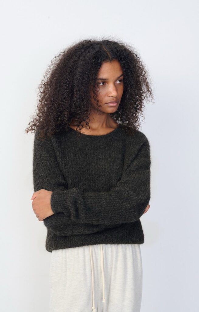 Pull East d'American Vintage en maille alpaga et laine, coupe boule, coloris anthracite chiné, porté par une mannequin