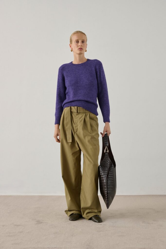 Pull Envie de Soeur en maille alpaga violet clair, col rond, porté avec un pantalon large kaki