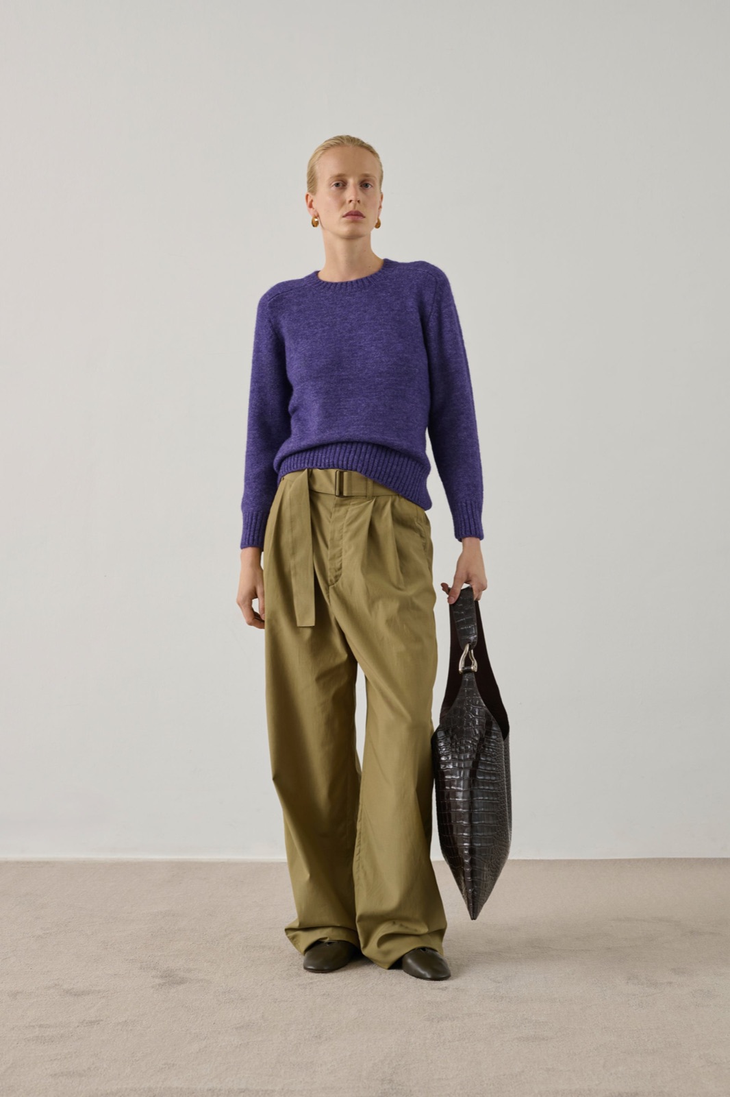 Pull Envie de Soeur en maille alpaga violet clair, col rond, porté avec un pantalon large kaki