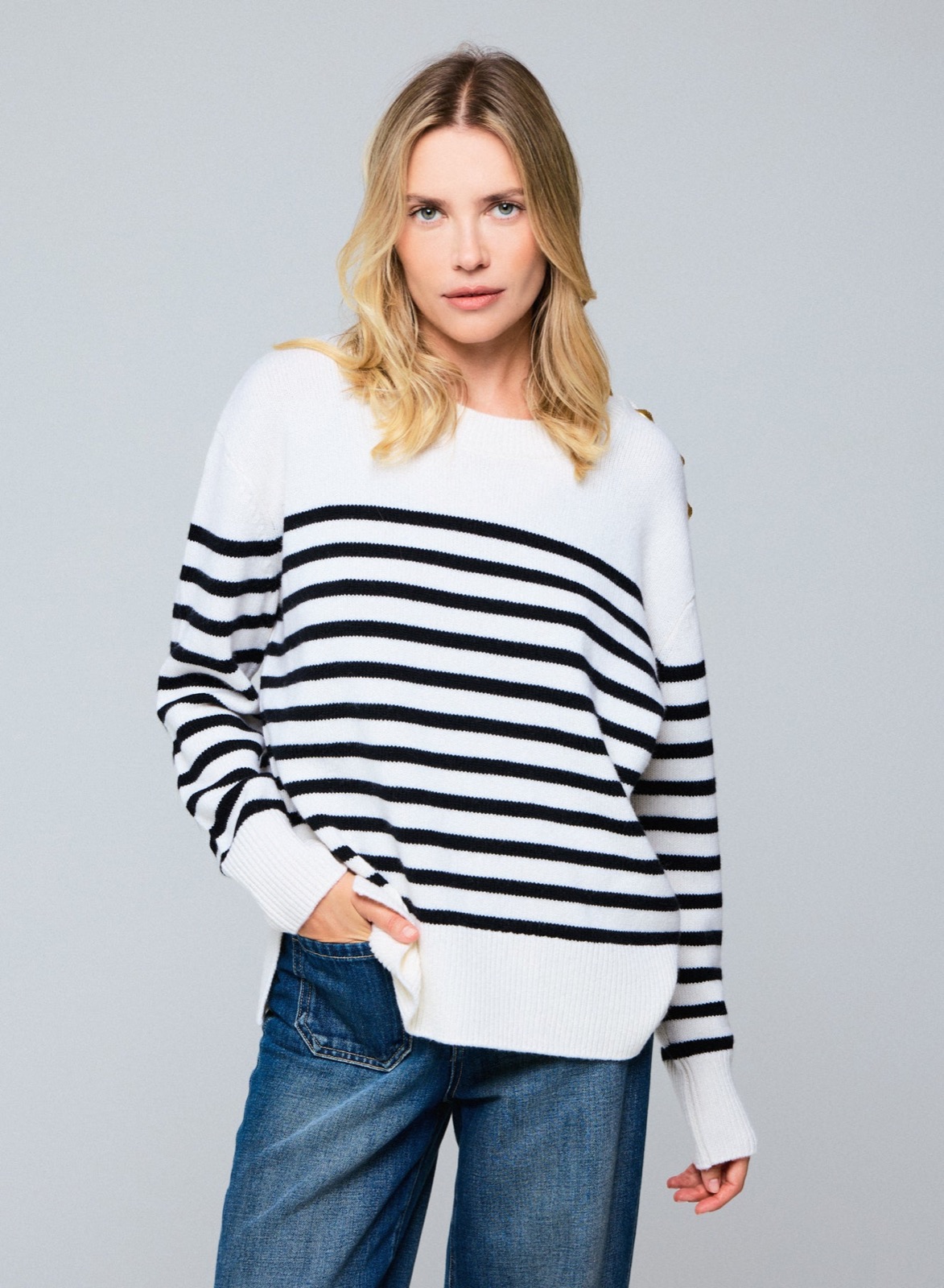 Pull marinière en laine et cachemire, rayures noires sur fond écru, col rond et boutons dorés à l'épaule, Majestic Filatures