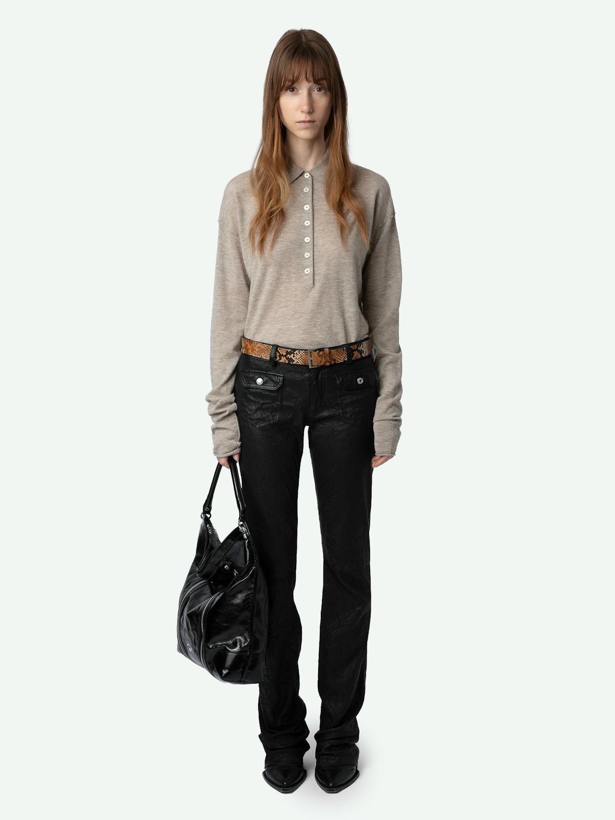 Pull Marly en cachemire latte à col polo de Zadig&Voltaire, porté avec un pantalon noir