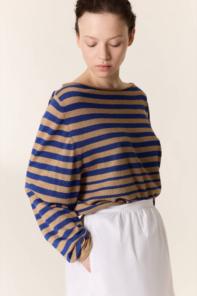 Pull marinière Mike de Leon & Harper, rayures camel doré et bleu à finition brillante, col bateau
