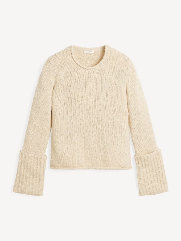 Pull Sorena en maille de laine oyster de By Malene Birger, encolure ronde et larges poignets côtelés repliés