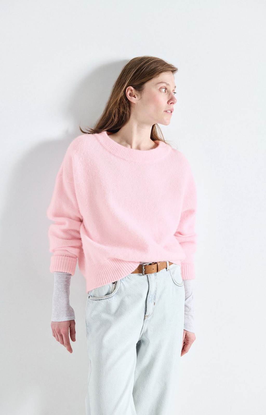Pull Vitow d'American Vintage en maille laine et alpaga rose dragée chiné, coupe ample, porté avec un jean clair