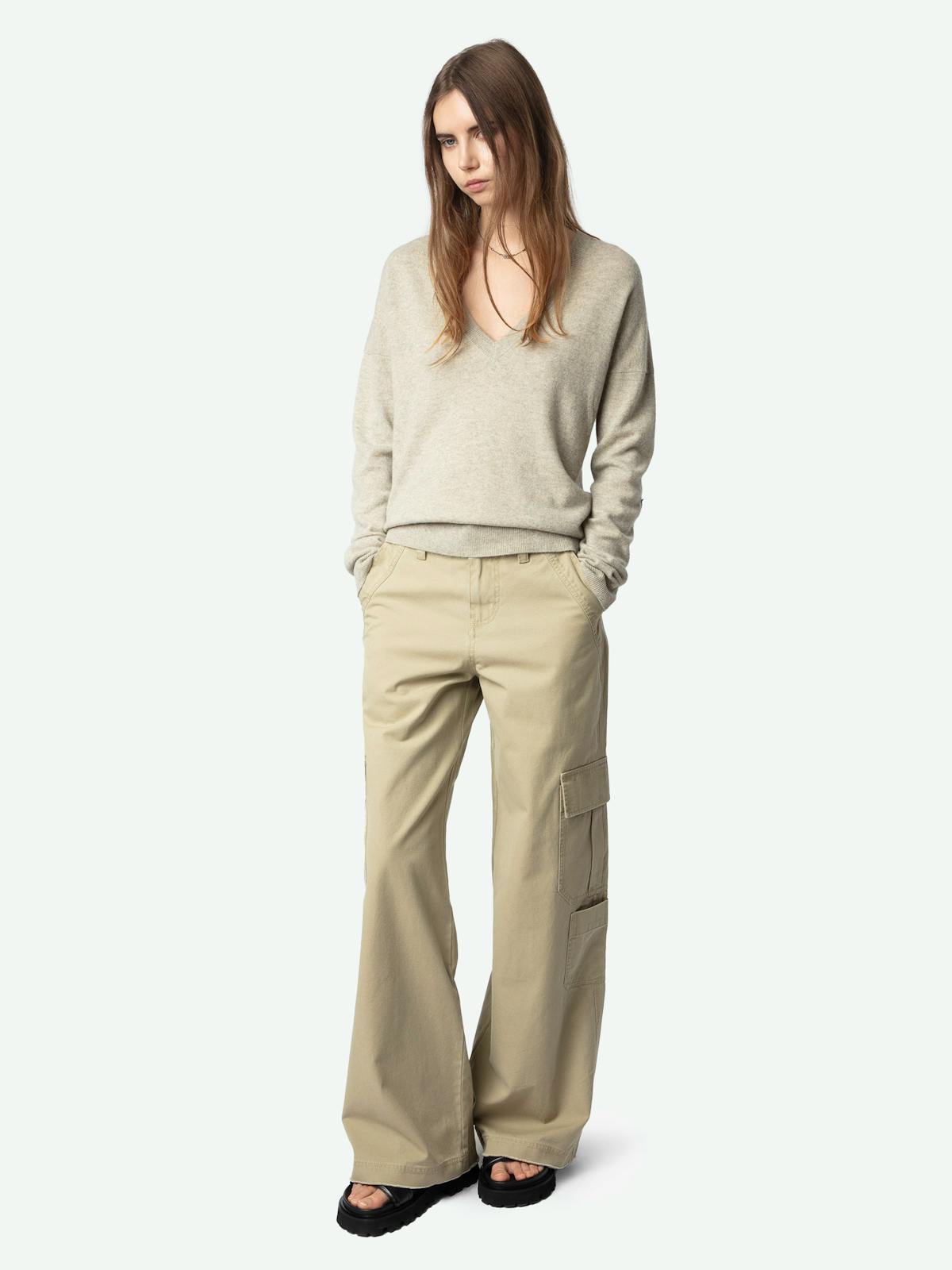 Pull Vivi Patch en cachemire gris chiné de Zadig&Voltaire, col V et patchs etoiles aux coudes, porte avec un pantalon cargo beige