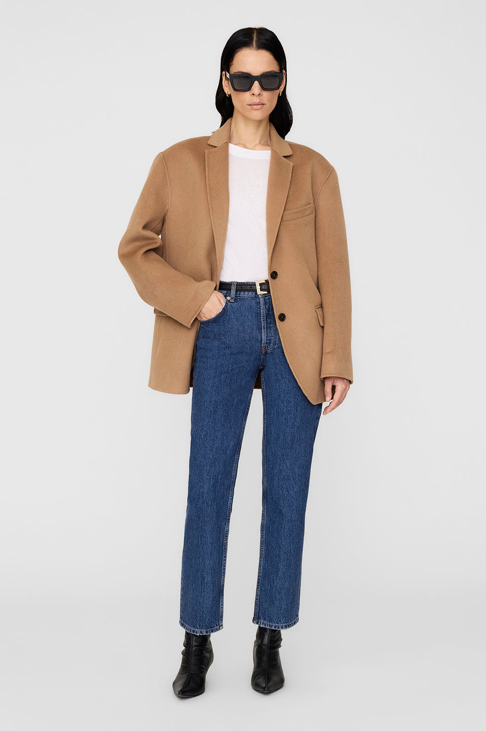Blazer Quinn camel en laine et cachemire d'Anine Bing, porté sur un tee-shirt blanc et un jean droit