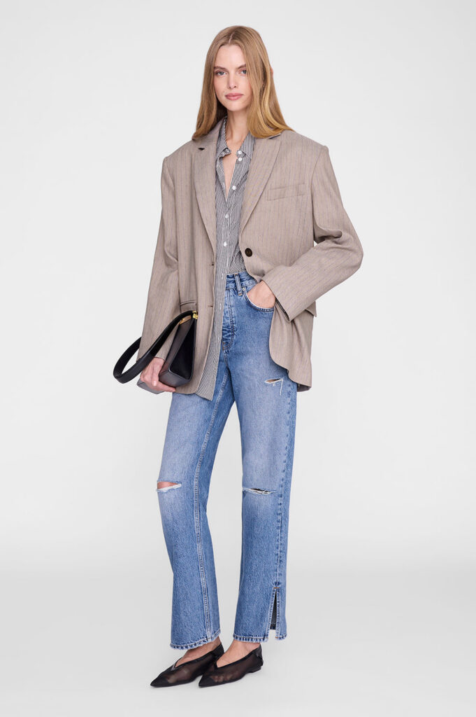Blazer Quinn d'Anine Bing en taupe à fines rayures bleues, coupe oversize, porté sur un jean