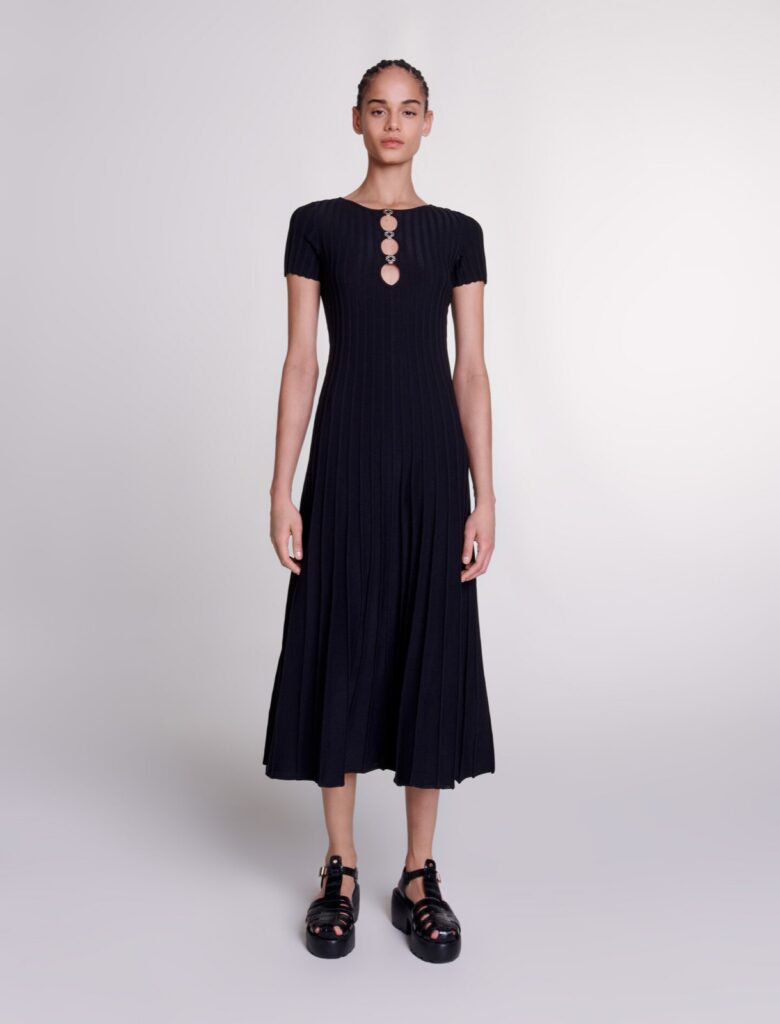 Robe longue en maille côtelée noire Maje, manches courtes, décolleté ajouré à boutons bijoux Clover et jupe évasée